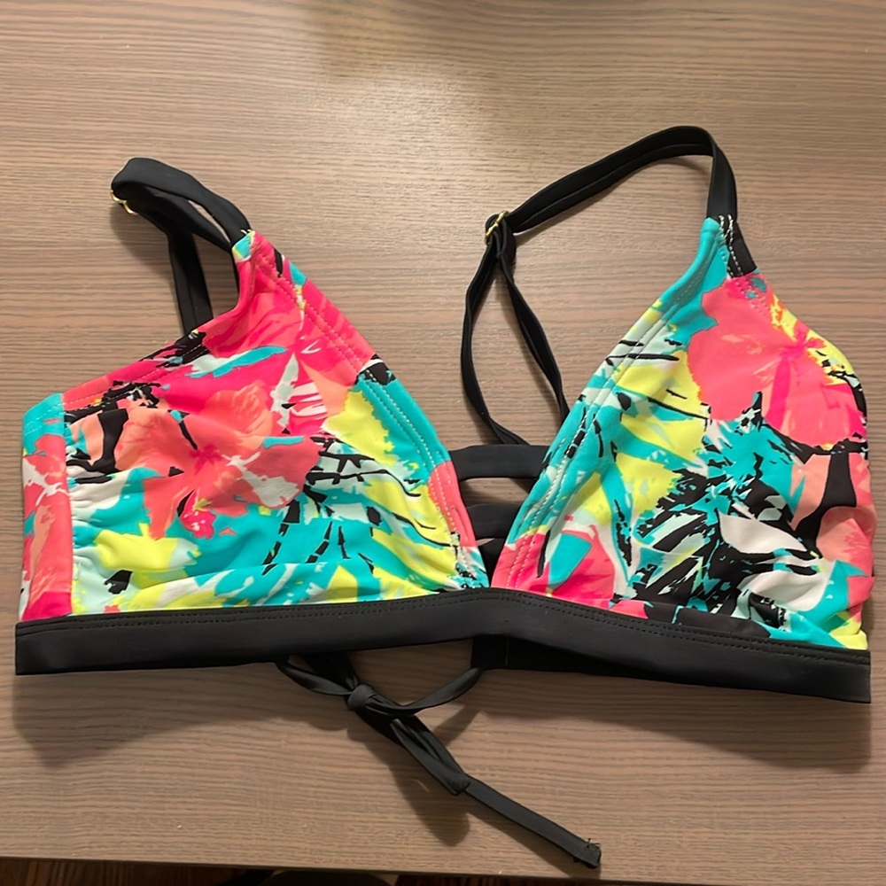 NEW bikini top Xhilaration brand size d/dd. Adjustable straps and back.